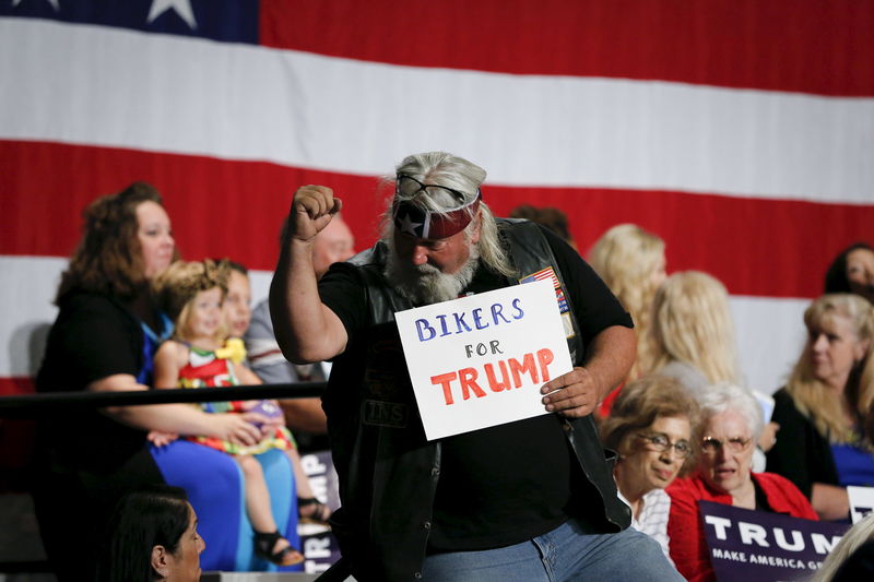 © Reuters. People rally during a campaign event for U.S. Republican presidential candidate Donald Trump in Phoenix