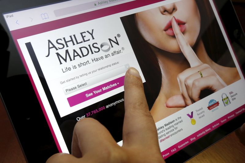 © Reuters. Homepage do site Ashley Madison é mostrado em tela de tablet em Ottawa, no Canadá