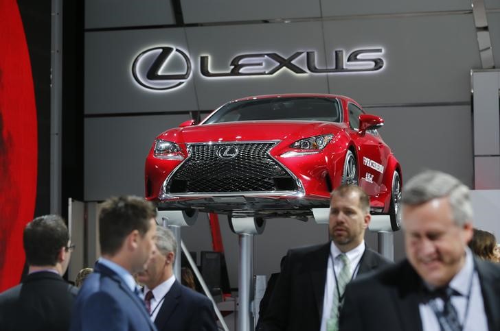 © Reuters. A Lexus F Sport is displayed on pedestals during the second press day of the North American International Auto Show in Detroit