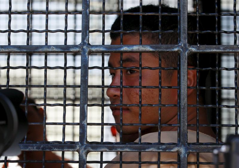 © Reuters. Myanmar migrant worker Win Zaw Htun sits in a prison truck as he arrives at the Koh Samui Provincial Court, in Koh Samui