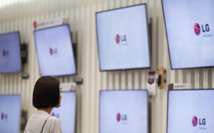 © Reuters. Посеститель в магазине LG Electronics в Сеуле