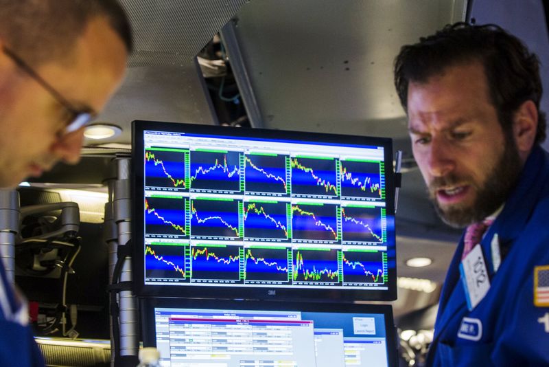 © Reuters. Трейдеры на торгах Нью-Йоркской фондовой биржи 