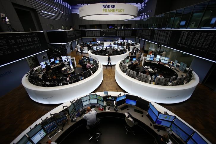 © Reuters. Las bolsas europeas caen en una jornada marcada por los resultados