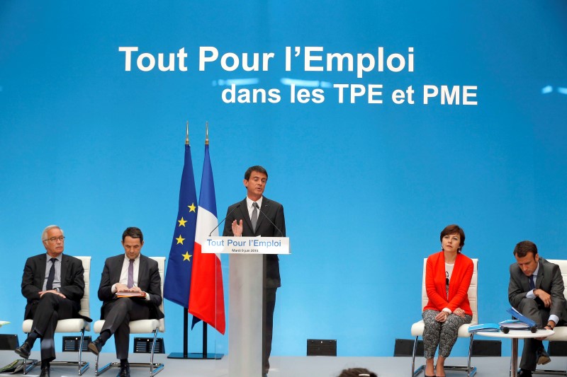 © Reuters. Il primo ministro francese Manuel Valls durante una conferenza sulle piccole e medie imprese