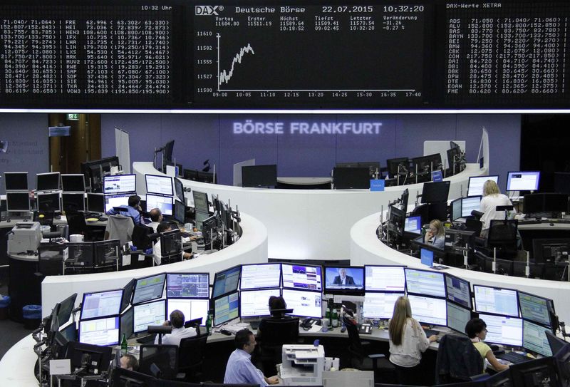 © Reuters. Traders are pictured at their desks in front of the DAX board at the Frankfurt stock exchange