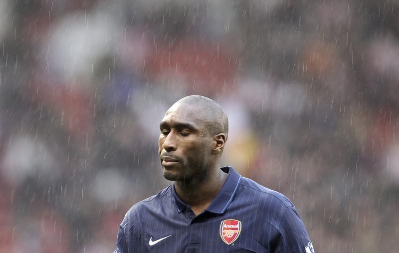 © Reuters. Arsenal's Campbell leaves the pitch after losing to Stoke City in their FA Cup soccer match in Stoke-on-Trent