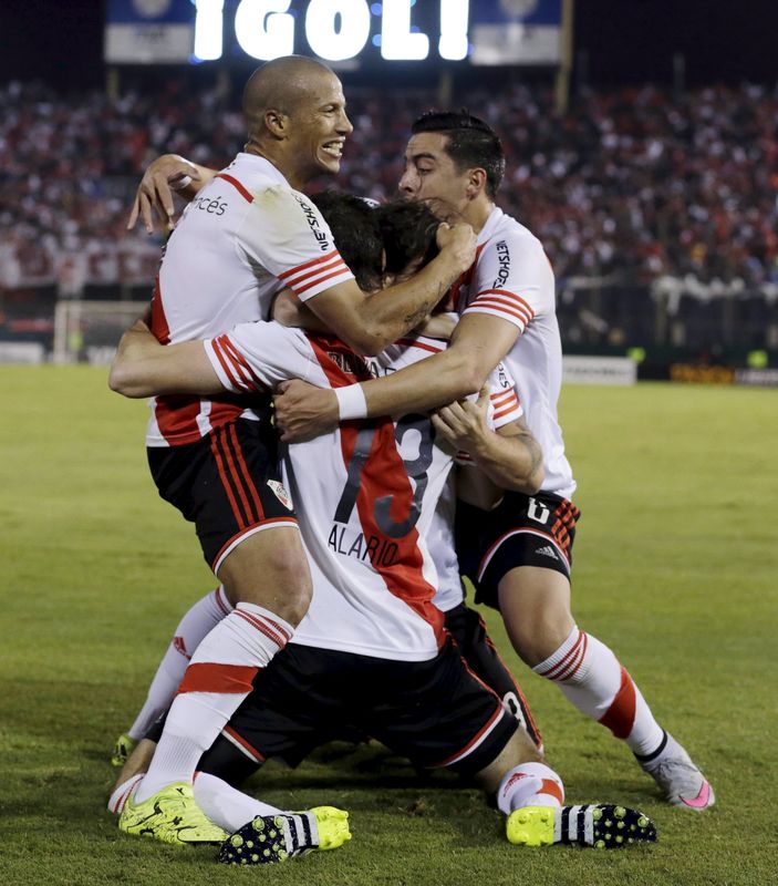 © Reuters. El argentino River se mete en la final de Copa Libertadores después de 19 años