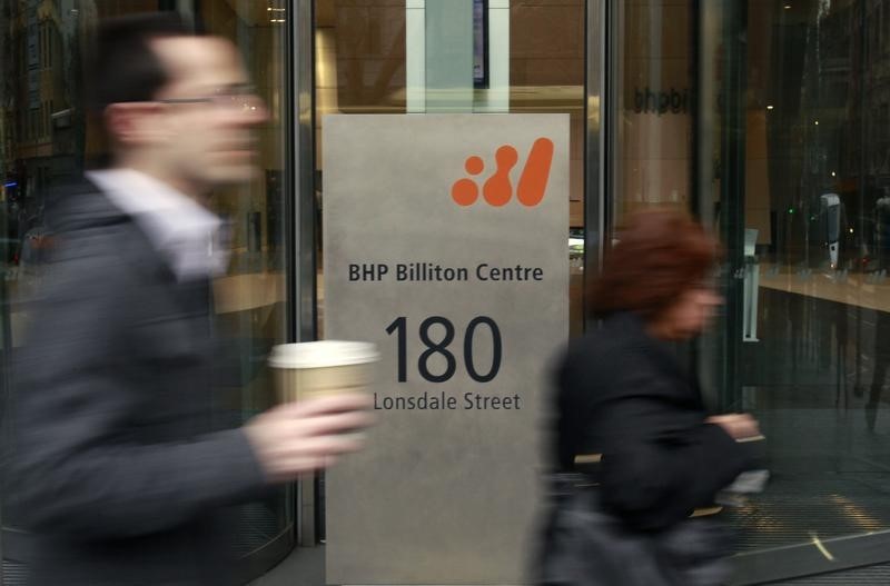 © Reuters. Pedestrians walk past the head office of BHP Billiton in central Melbourne