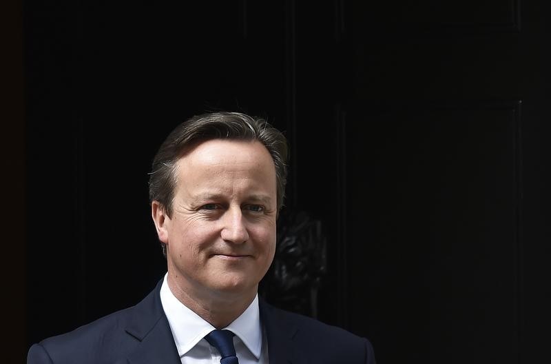 © Reuters. Britain's Prime Minister David Cameron waits to greet his Ukrainian counterpart Arseniy Yatsenyuk at Number 10 Downing Street in London