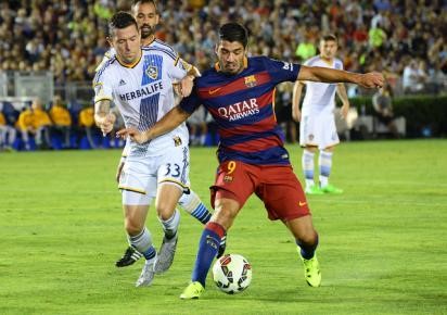 © Reuters. El Barça vuelve al trabajo con una victoria por 2-1 sobre Los Ángeles Galaxy