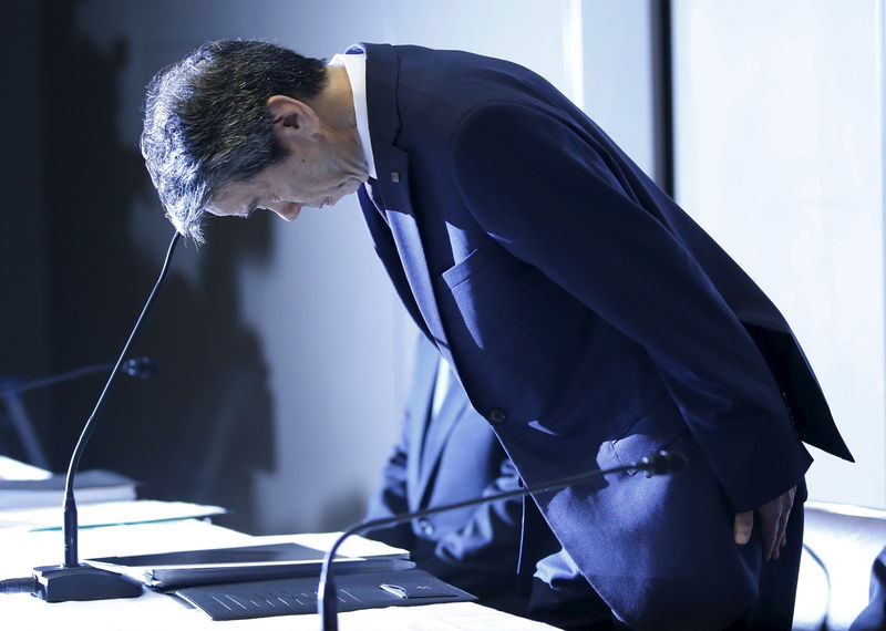 © Reuters. Toshiba Corp President and Chief Executive Officer Hisao Tanaka bows at the start of news conference at the company headquarters in Tokyo 