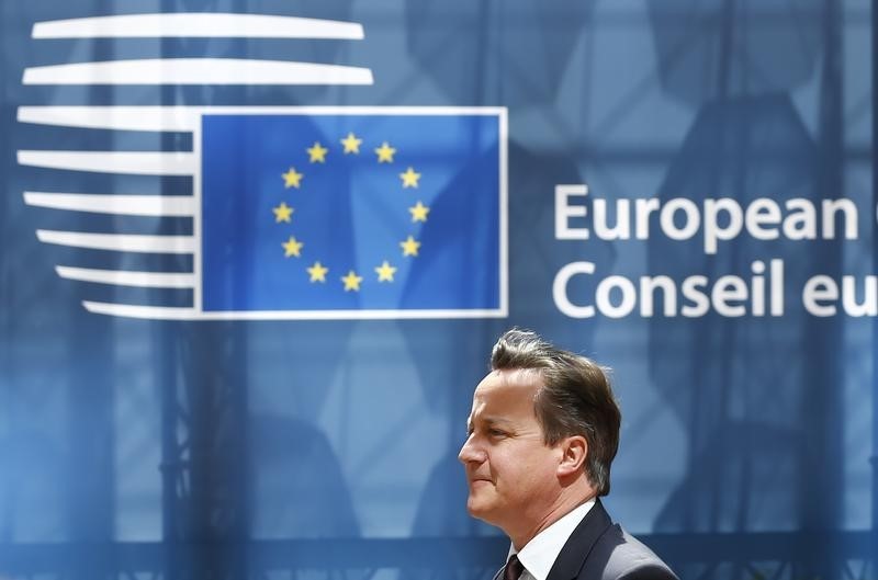 © Reuters. British Prime Minister Cameron arrives at EU Council headquarters for EU leaders summit in Brussels