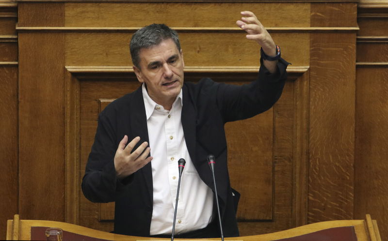 © Reuters. Ministro das Finanças da Grécia, Euclid Tsakalotos, durante sessão parlamentar, em Atenas