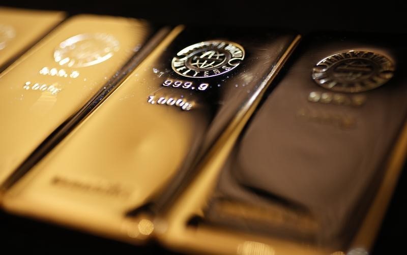 © Reuters. Gold bars are displayed at the Ginza Tanaka store in Tokyo