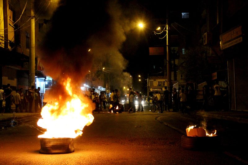 © Reuters. Manifestantes queimam pneus em protesto na cidade turca de Diyarbakir