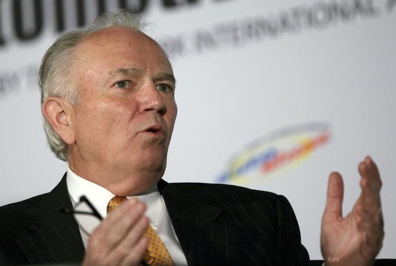 © Reuters. Mike Jackson, Chairman and CEO of AutoNation, speaks during a forum for the 2012 International Auto Show in New York