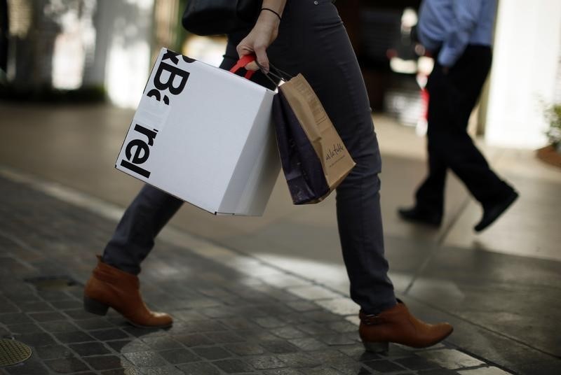 © Reuters. Shopper walks by at The Grove mall in Los Angeles