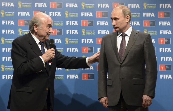 © Reuters. Russian President Putin and FIFA President Blatter take part in the official hand over ceremony for the 2018 World Cup, in Rio de Janeiro