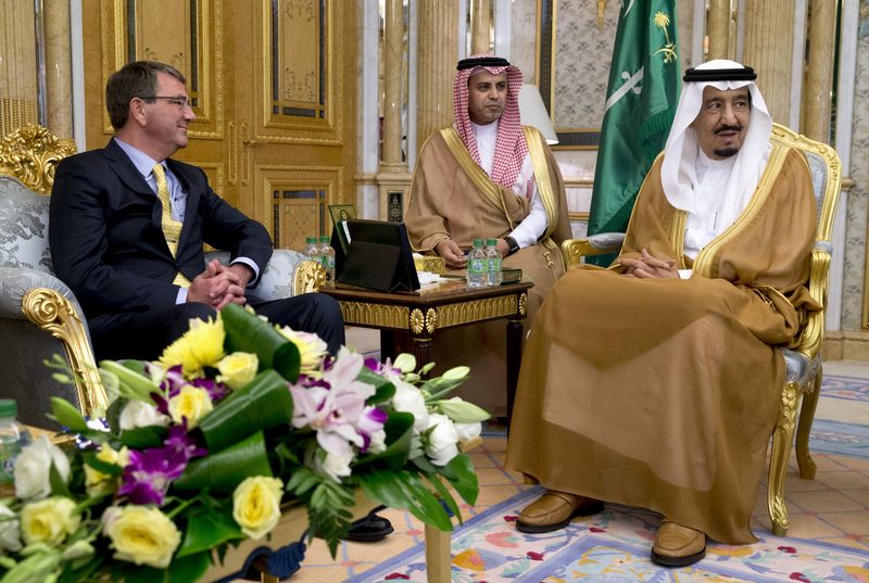 © Reuters. U.S. Defense Secretary Ash Carter meets with Saudi Arabia's King Salman bin Abdul Aziz at Al-Salam Palace in Jeddah
