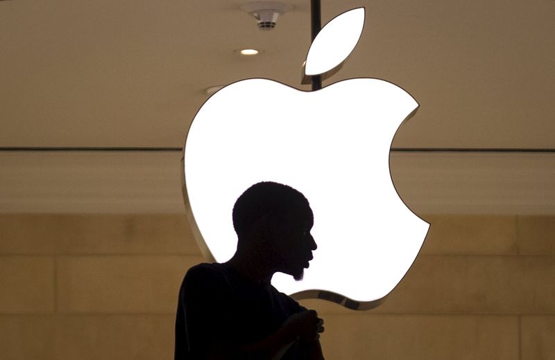 © Reuters. A customer stands beneath an Apple logo at the Apple store in Grand Central station in New York City