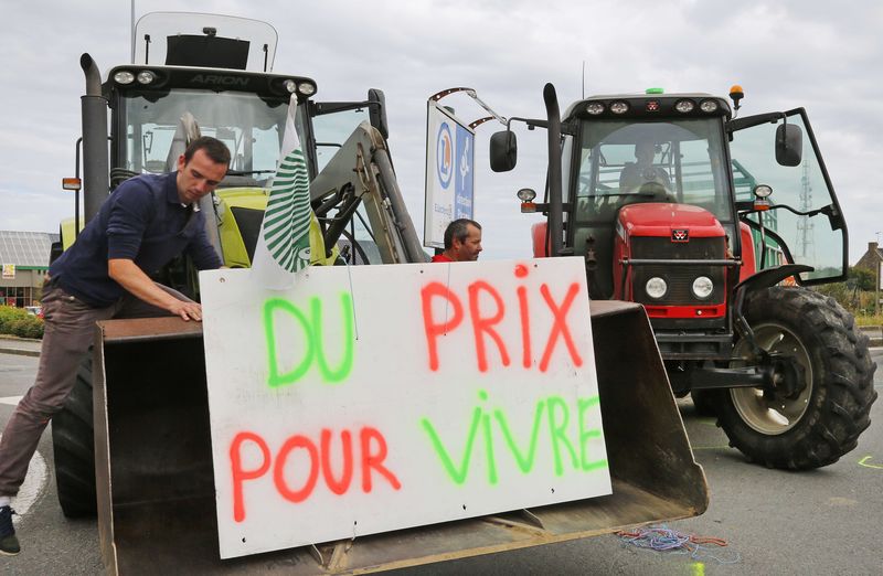 © Reuters. Livestock breeders block the entrance of a commercial center in Saint-Malo in the northwestern region of Brittany, France, to protest against a squeeze in margins by retailers and food processors