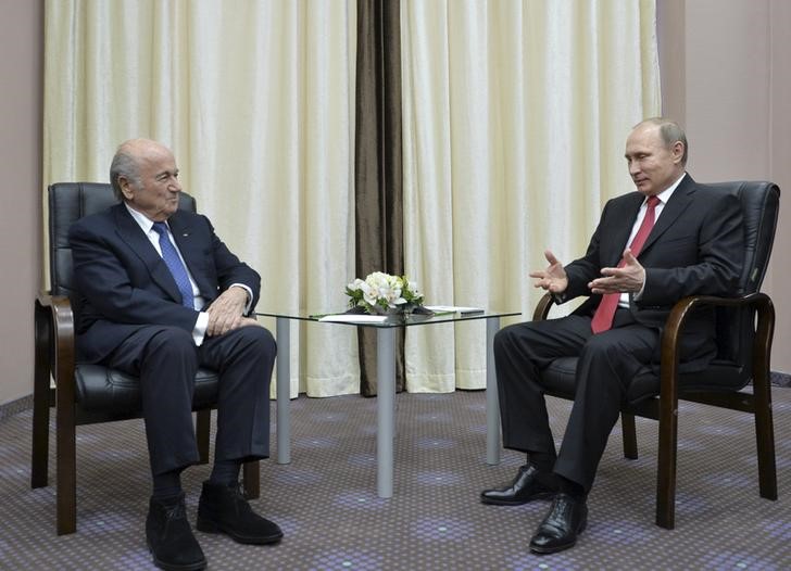 © Reuters. Presidente da Rússia, Vladimir Putin (D), e o presidente da Fifa, Joseph Blatter(E), em encontro realizado em abril, em Sochi