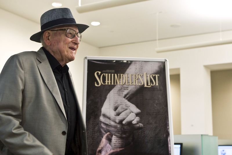 © Reuters. Sobrevivente croata do campo de concentração de Auschwitz Branko Lustig posa ao lado de cartaz do filme "A Lista de Schindler", do qual foi produtor, no Memorial do Holcausto, em Jerusalém