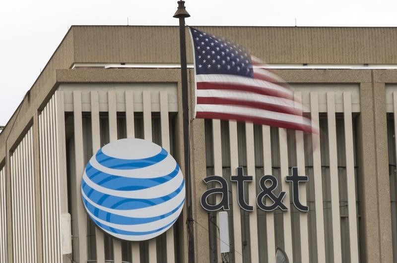 © Reuters. Logotipo da AT&T em prédio com bandeira dos EUA no primeiro plano, em Pasadena, Califórnia