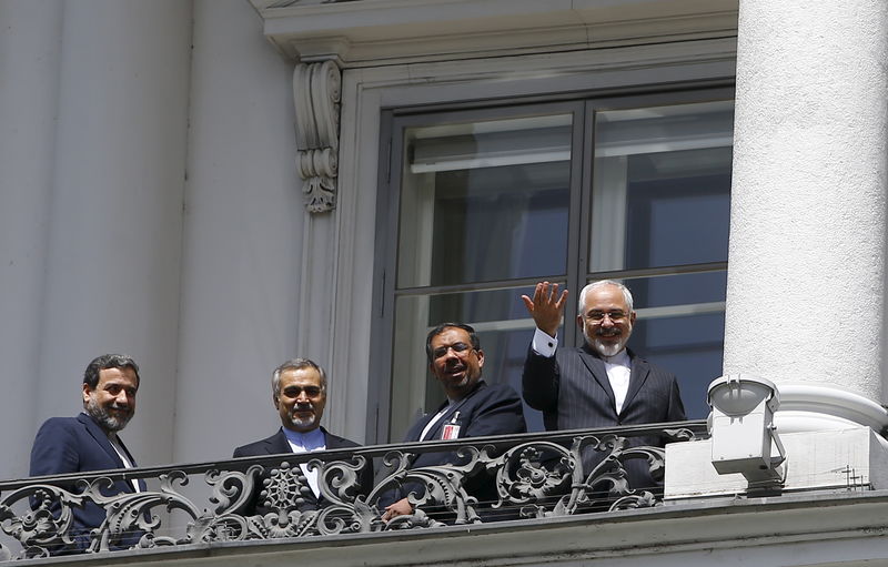 © Reuters. Iranian Foreign Minister Zarif, Araghchi and Fereydoon stand on the balcony of Palais Coburg, the venue for nuclear talks in Vienna