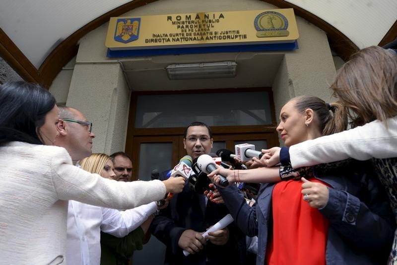 © Reuters. Romanian PM Ponta addressess to media as he leaves the anti-corruption agency, locally known as the DNA, in Bucharest