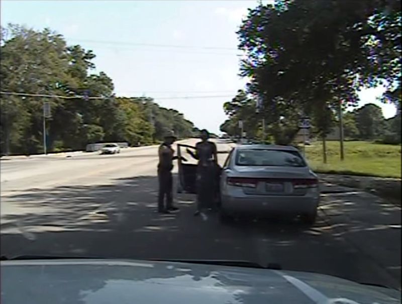 © Reuters. Oficial ordena que Sandra Bland saia de seu veículo em Prairie View