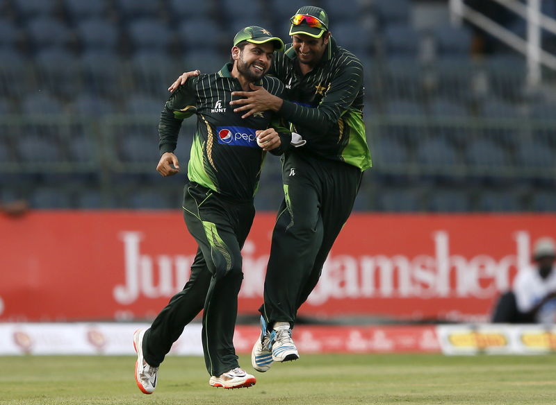 © Reuters. Pakistan's Shehzad celebrates with his teammate Wasim after taking the catch to dismiss Sri Lanka's Thirimanne during their fourth One Day International cricket match in Colombo