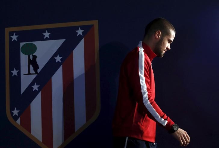 © Reuters. Mario Suárez deixa sala de impensa do estádio Vicente Calderón após entrevista coletiva em Madri