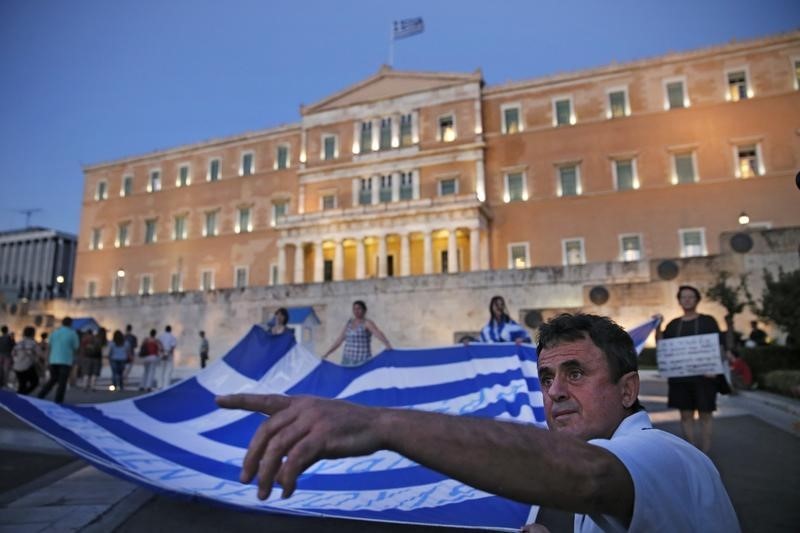 © Reuters. Anti-austerity demonstrators gather in front of parliament in Athens