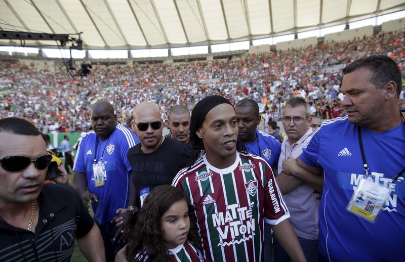 © Reuters. Ronaldinho Gaúcho durante apresentação ao Fluminense no Maracanã, no Rio de Janeiro