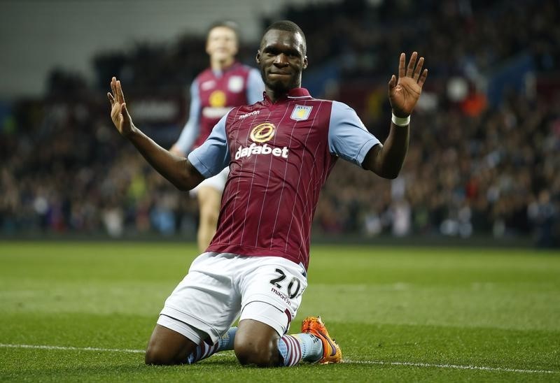 © Reuters. Christian Benteke, do Aston Villa, comemora seu gol contra o Queens Park Rangers