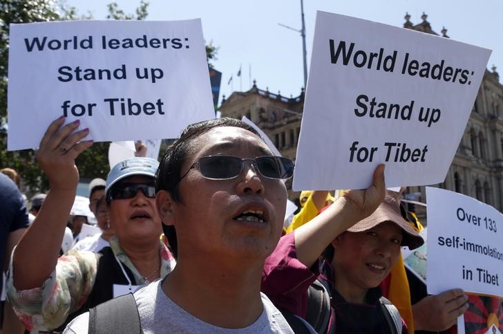 © Reuters. الشرطة الاسترالية تلقي القبض على محتجين من التبت اقتحموا قنصلية صينية