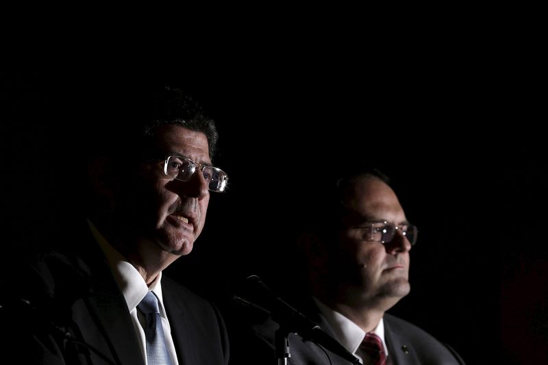 © Reuters. O ministro da Fazenda, Joaquim Levy (E), e o ministro do Planejamento, Nelson Barbosa (D),  anunciaram redução da meta de superávit fiscal em entrevista coletiva em Brasília 
