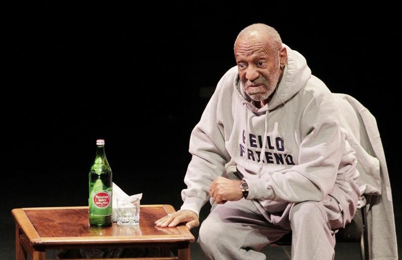 © Reuters. Comediante Bill Cosby se apresenta no teatro Temple Buell