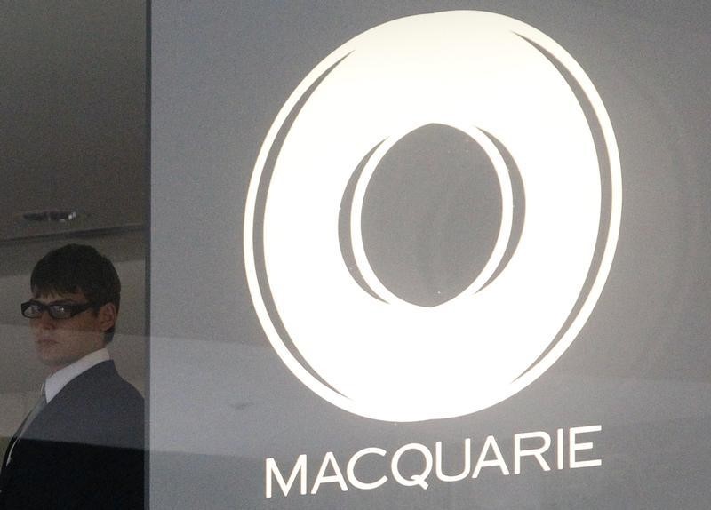 © Reuters. A security worker stands next to the Macquarie Group logo in central Sydney