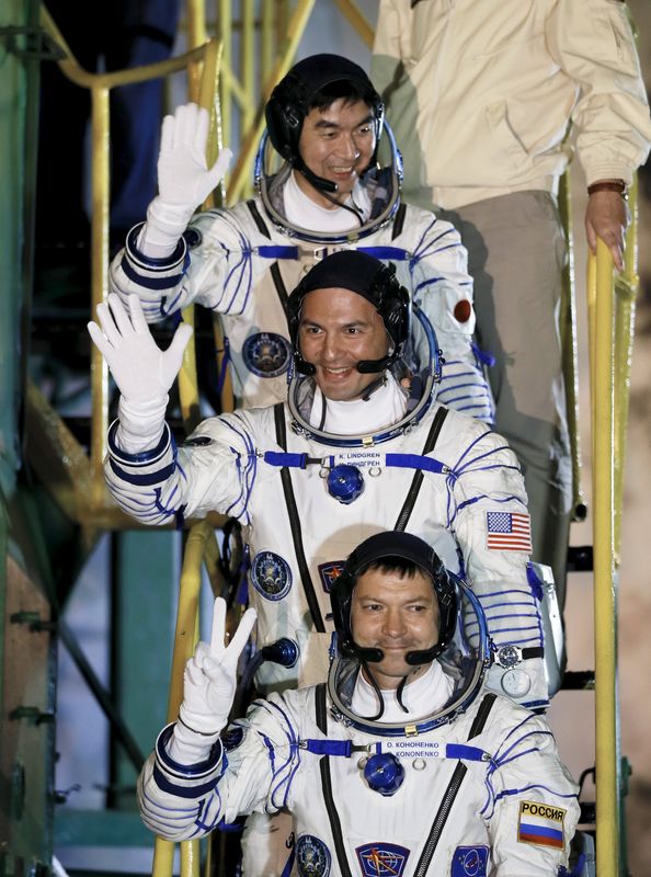 © Reuters. طاقم رواد جديد يصل الى المحطة الفضائية الدولية بعد شهرين من التأجيل