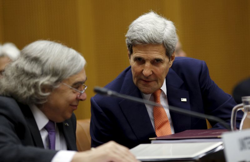 © Reuters. U.S. Secretary of State John Kerry talks to U.S. Secretary of Energy Ernest Moniz during a plenary session at the United Nations building in Vienna, Austria