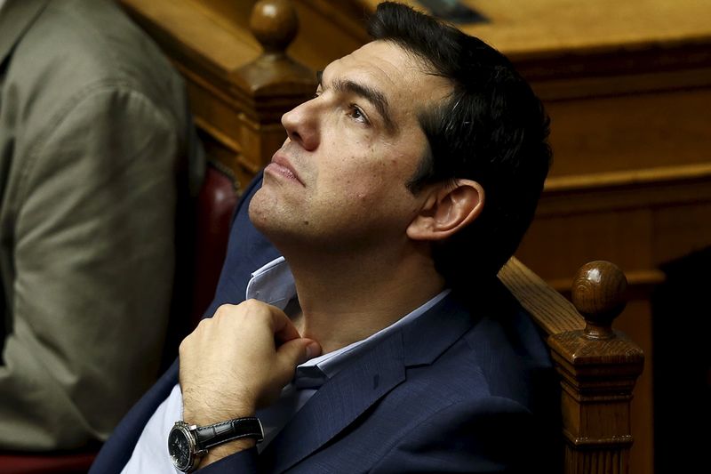 © Reuters. Tsipras contiene la rebelión interna y gana votación en el Parlamento