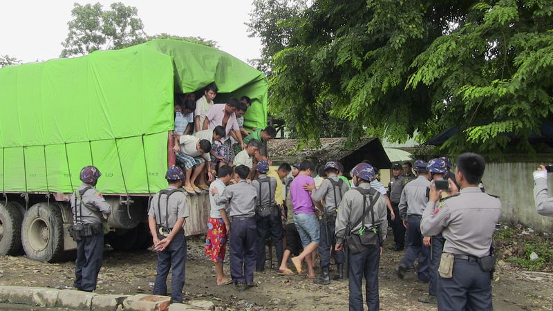 © Reuters. Chinese nationals, believed to be involved in illegal logging, arrive at a court in Myitkyina