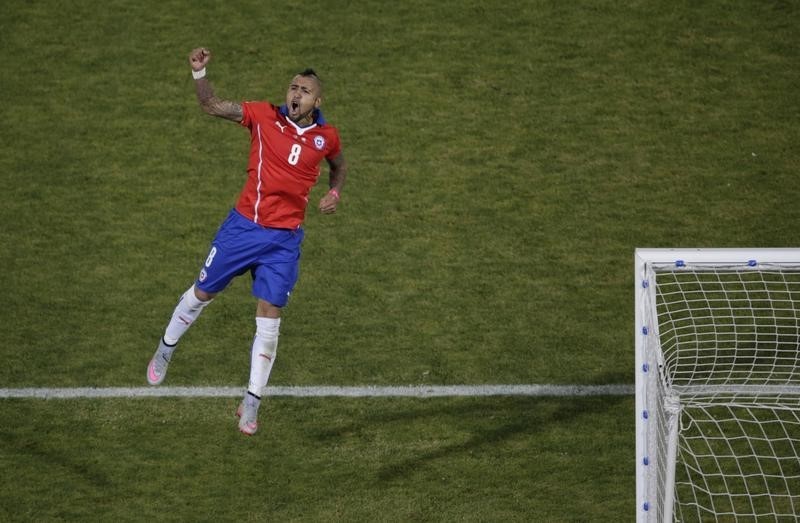 © Reuters. Chile's Arturo Vidal celebrates after scoring his penalty kick during a shootout against Argentina in the Copa America 2015 final soccer match at the National Stadium in Santiago