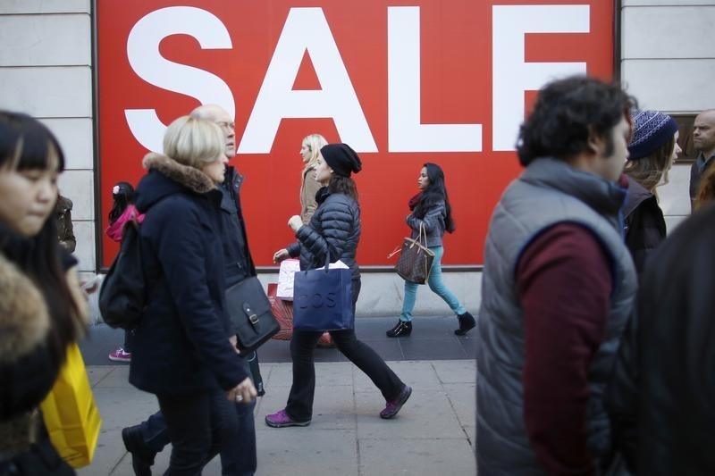 © Reuters. Shoppers pass a sale sign on Oxford Street in central London