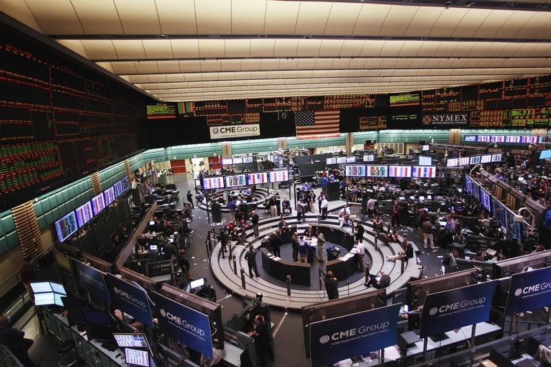 © Reuters. Traders work in the crude and heating oil futures  pit on the floor of the New York Mercantile Exchange