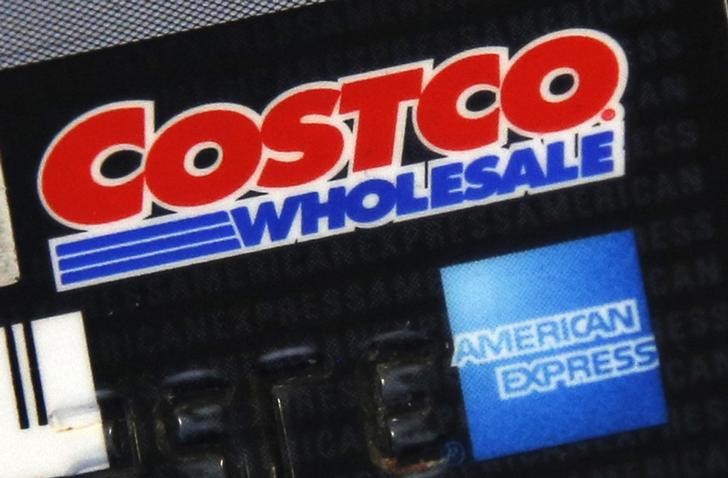 © Reuters. Photo of the rear of a Costco membership card /American Express credit card
