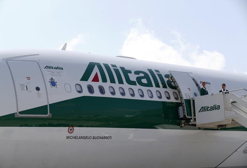 © Reuters. Un velivolo Alitalia in pista a Fiumicino 