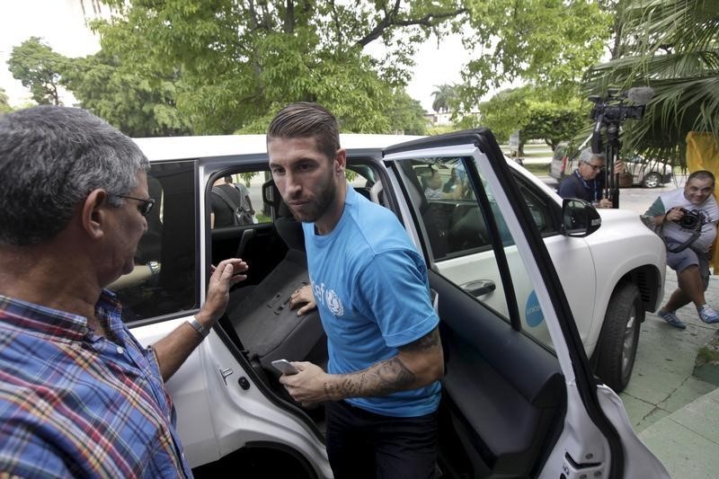 © Reuters. Spain's soccer player and UNICEF ambassador Sergio Ramos arrives at a school in Havana